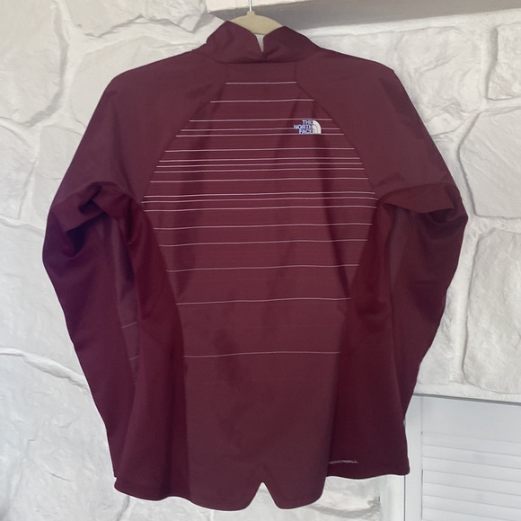 New with Tags The North Face Deep Garnet Red Running W Isotherm jacket - Picture 2 of 16